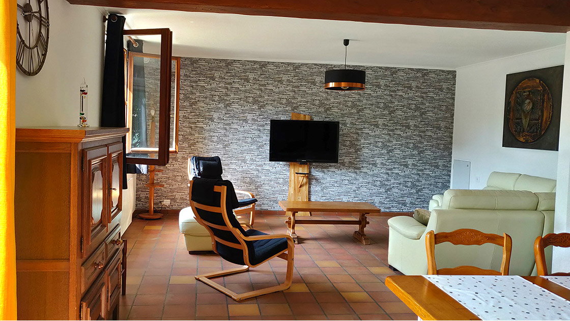 Salon de la maison du saule avec TV et canapé